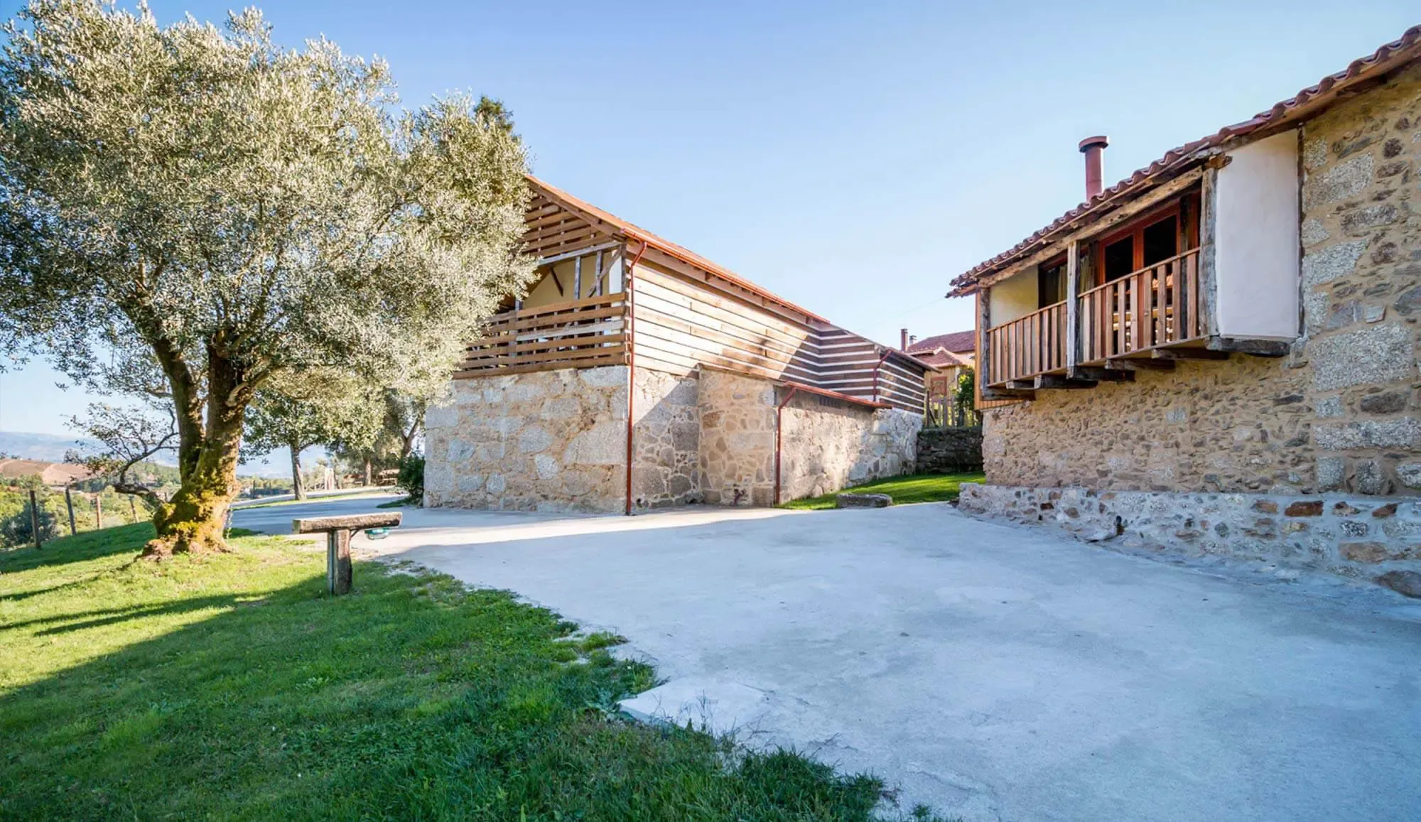 Casa do Palheiro Grande, eco straw-bale barn exterior